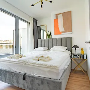 ~ Roof Terrace/ac/indoor Parking Apartment